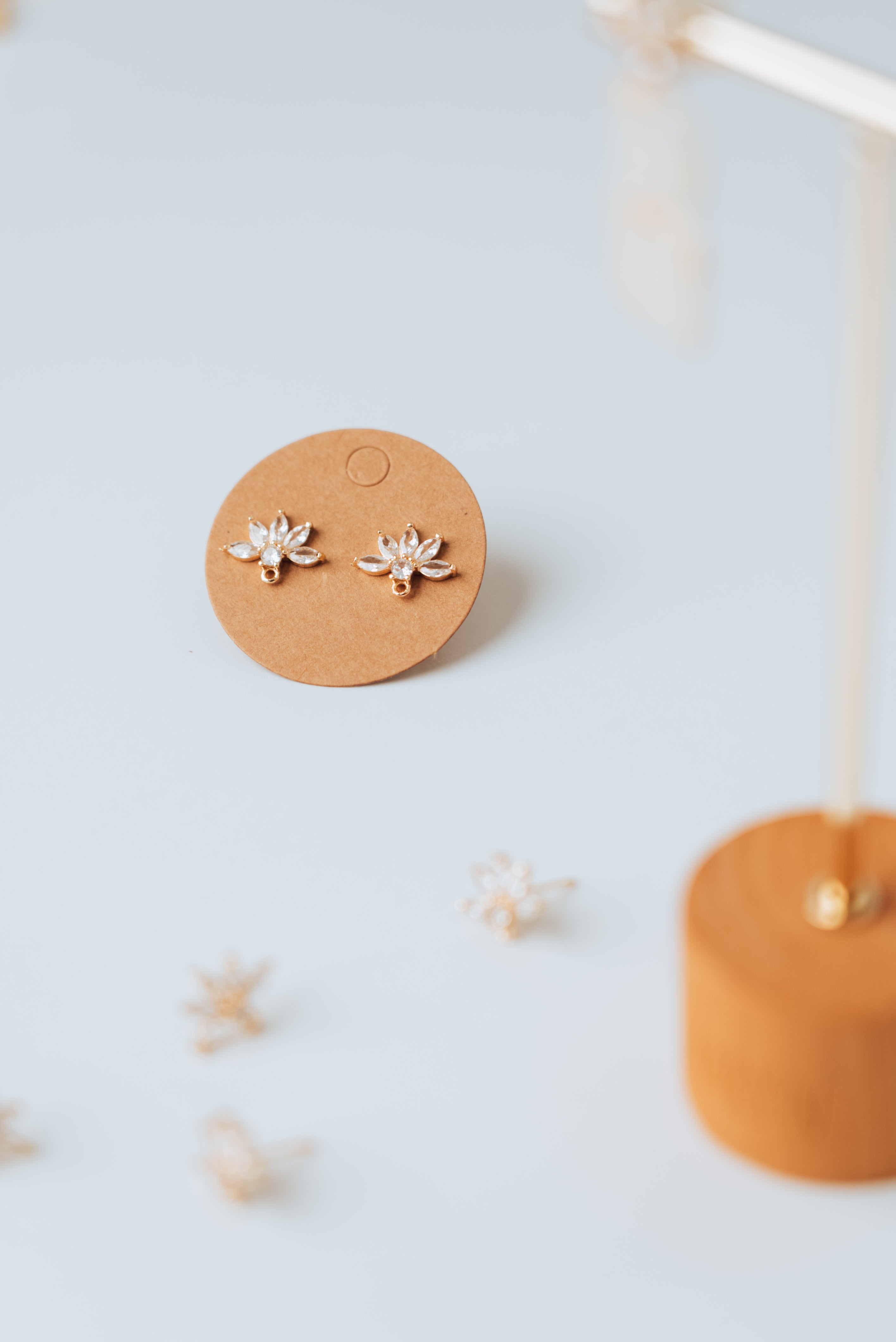 Ohrring-Aufsatz mit Zirkonia-Halbblume (pro Paar)