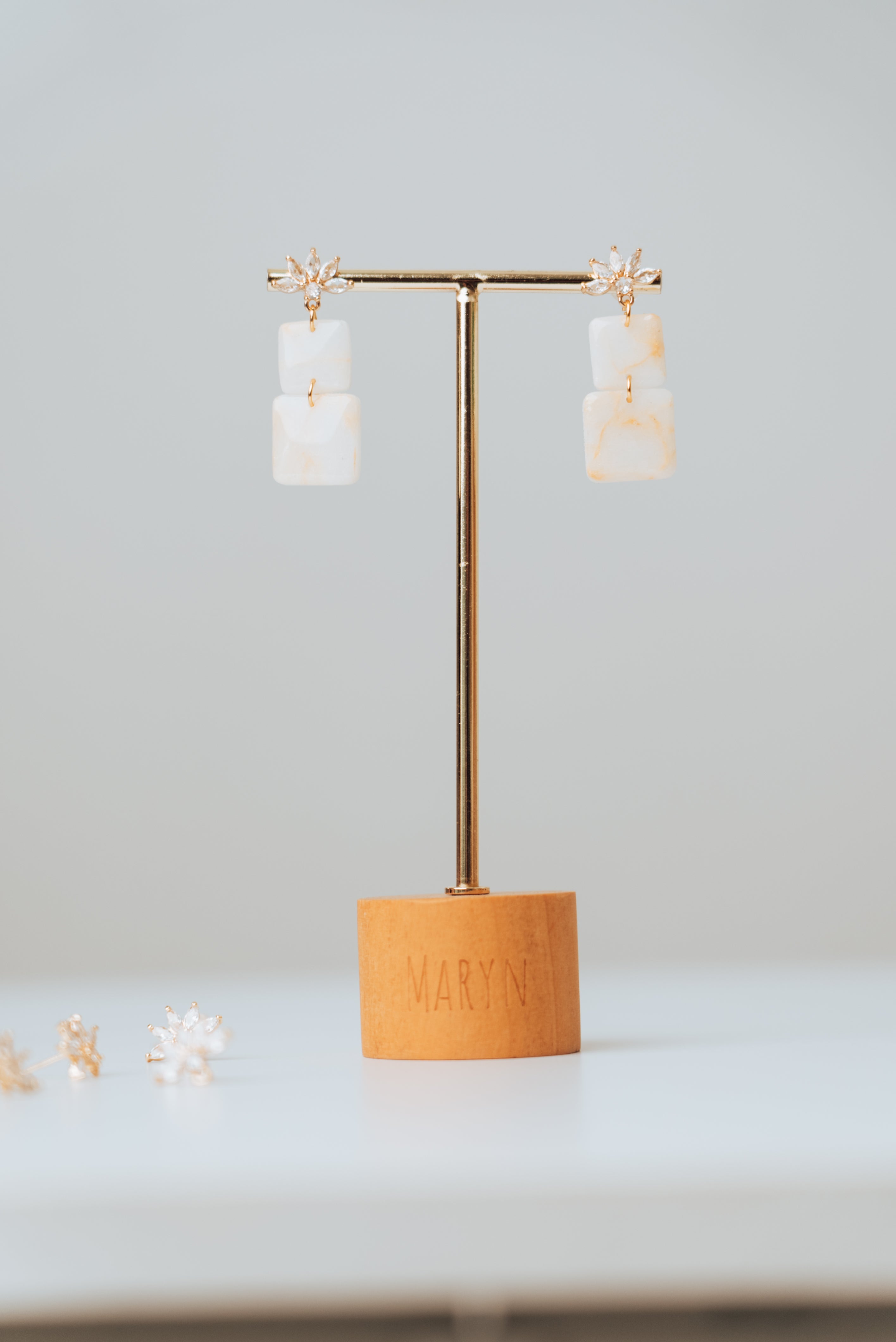 Ohrring-Aufsatz mit Zirkonia-Halbblume (pro Paar)