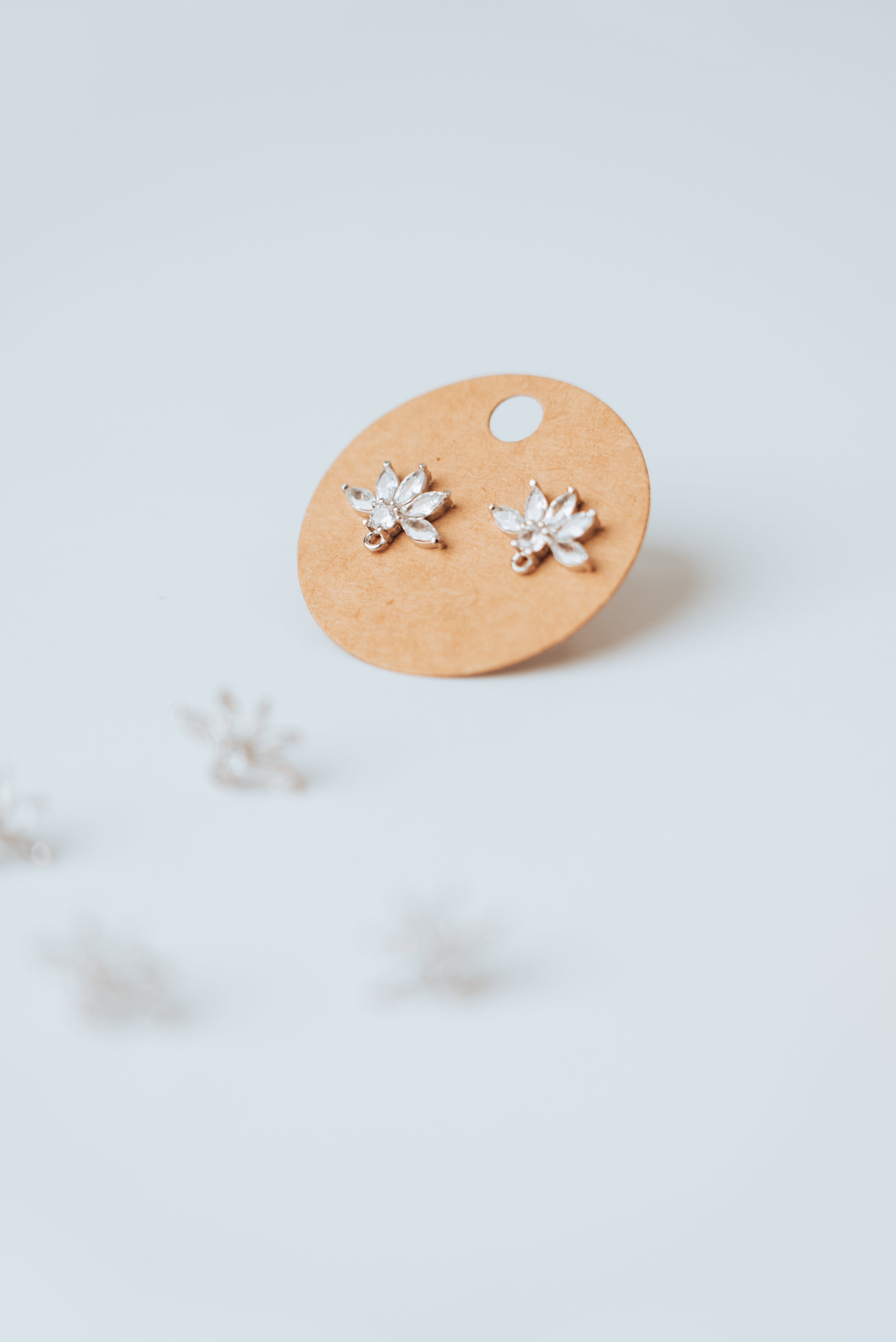 Ohrring-Aufsatz mit Zirkonia-Halbblume (pro Paar)