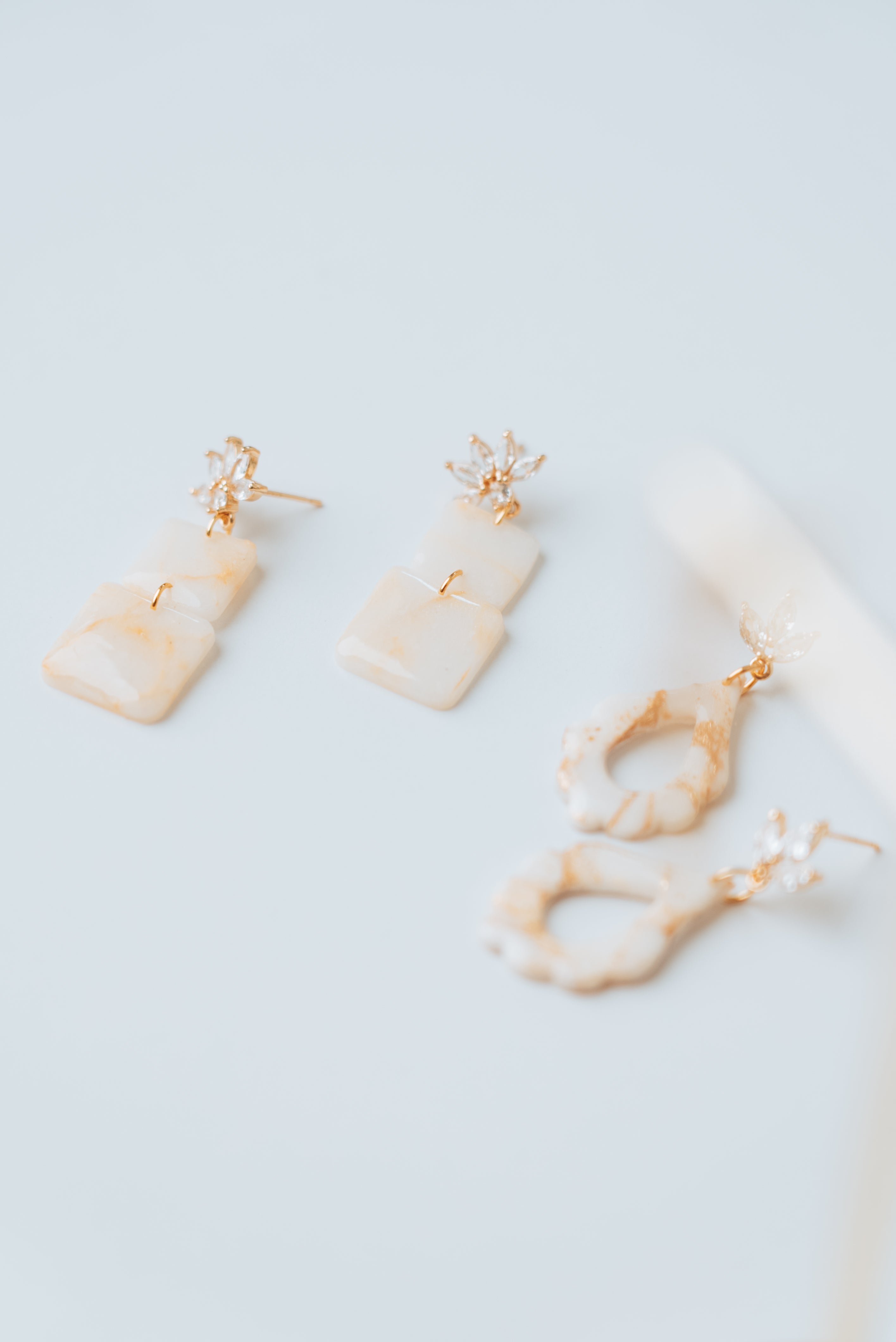 Ohrring-Aufsatz mit Zirkonia-Halbblume (pro Paar)