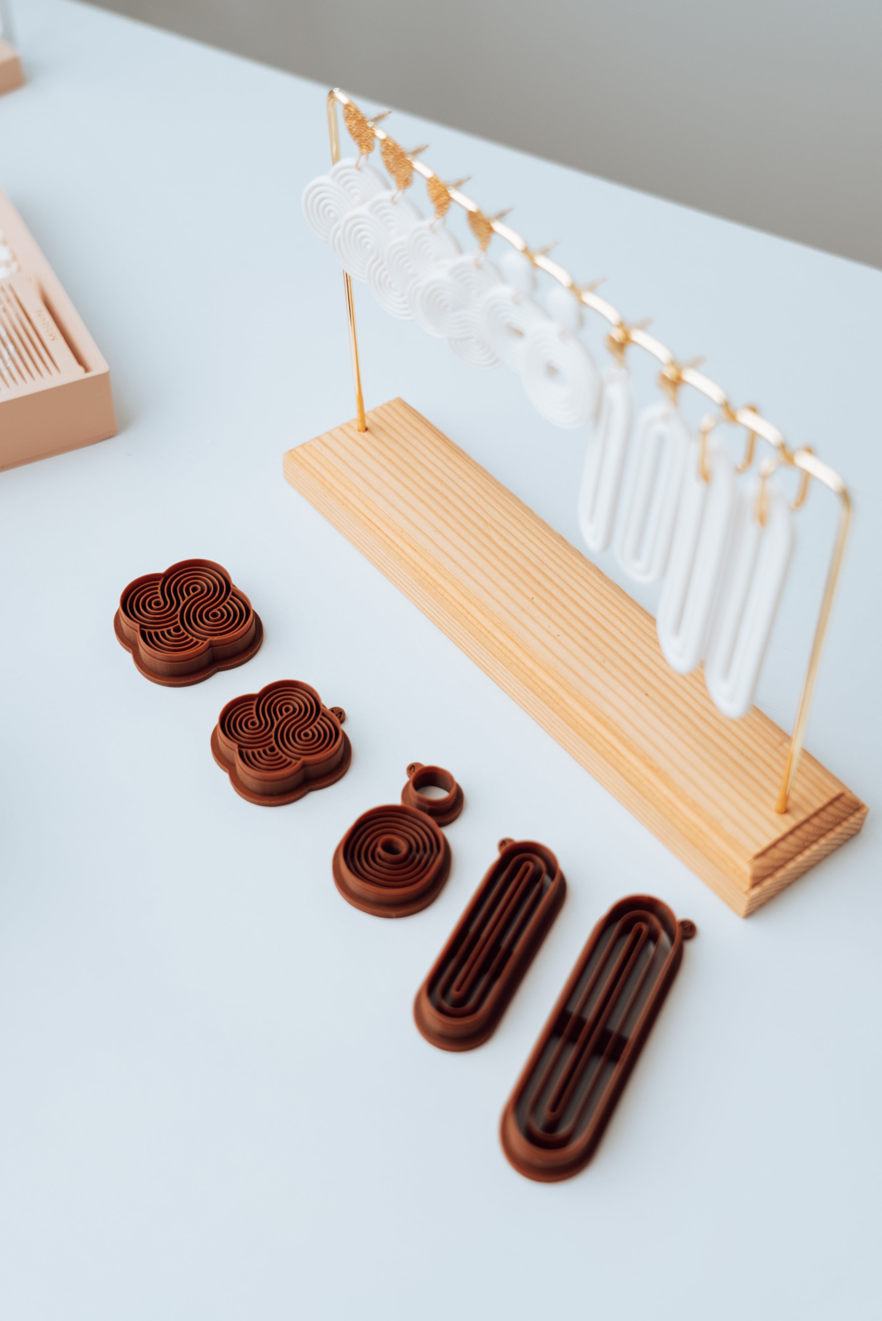 "Walk the line" claycutter