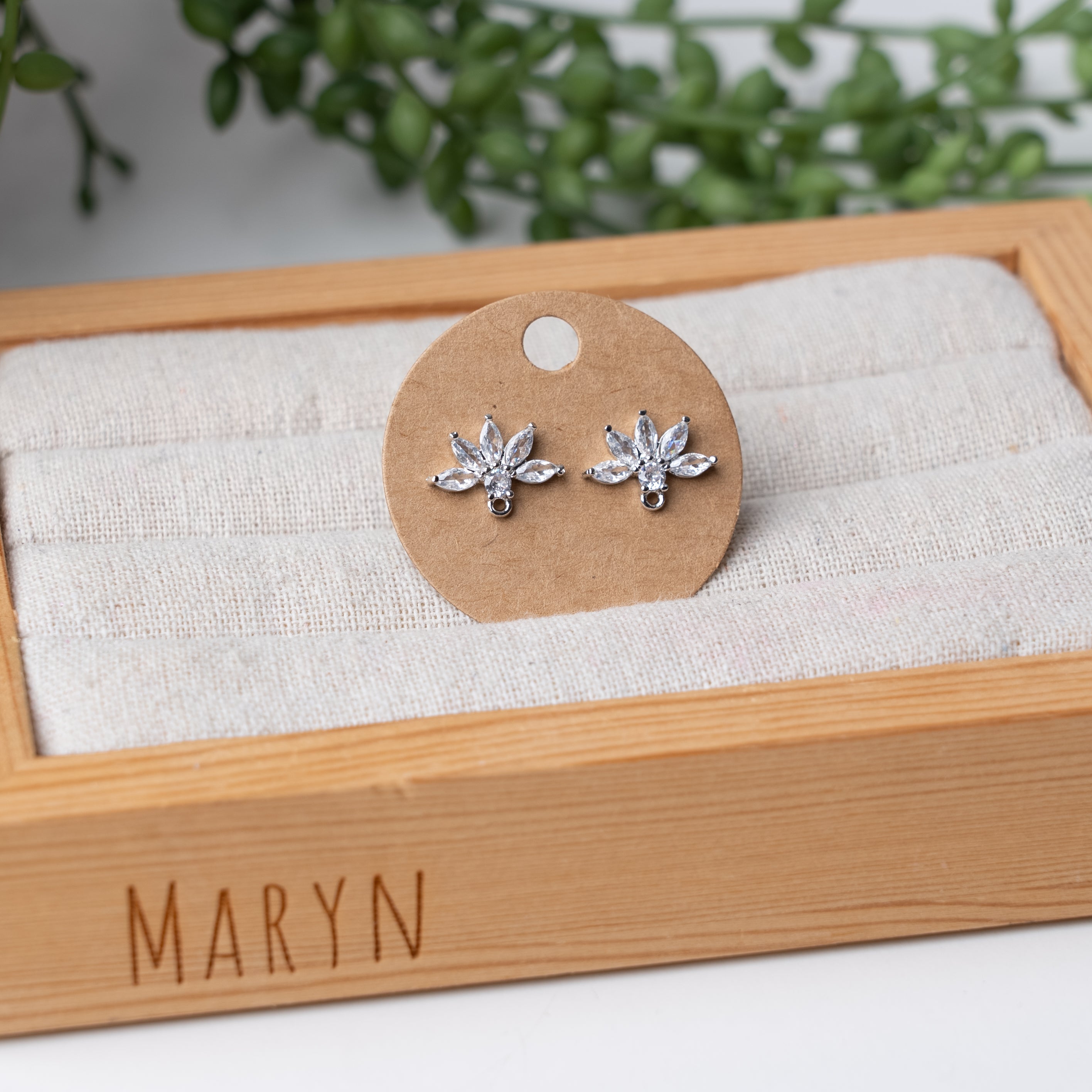 Ohrring-Aufsatz mit Zirkonia-Halbblume (pro Paar)