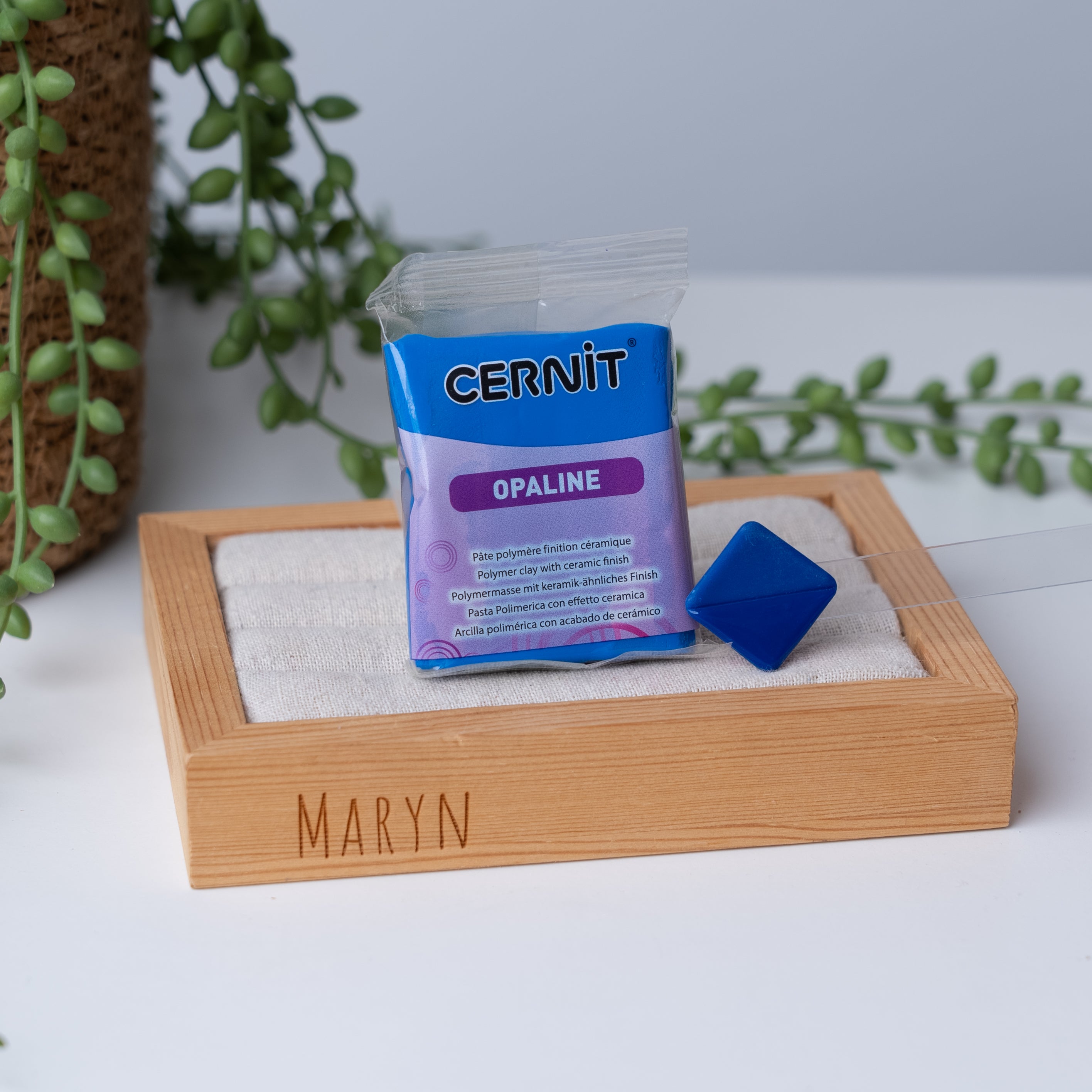 Opalin-Polymerton „Königsblau“.